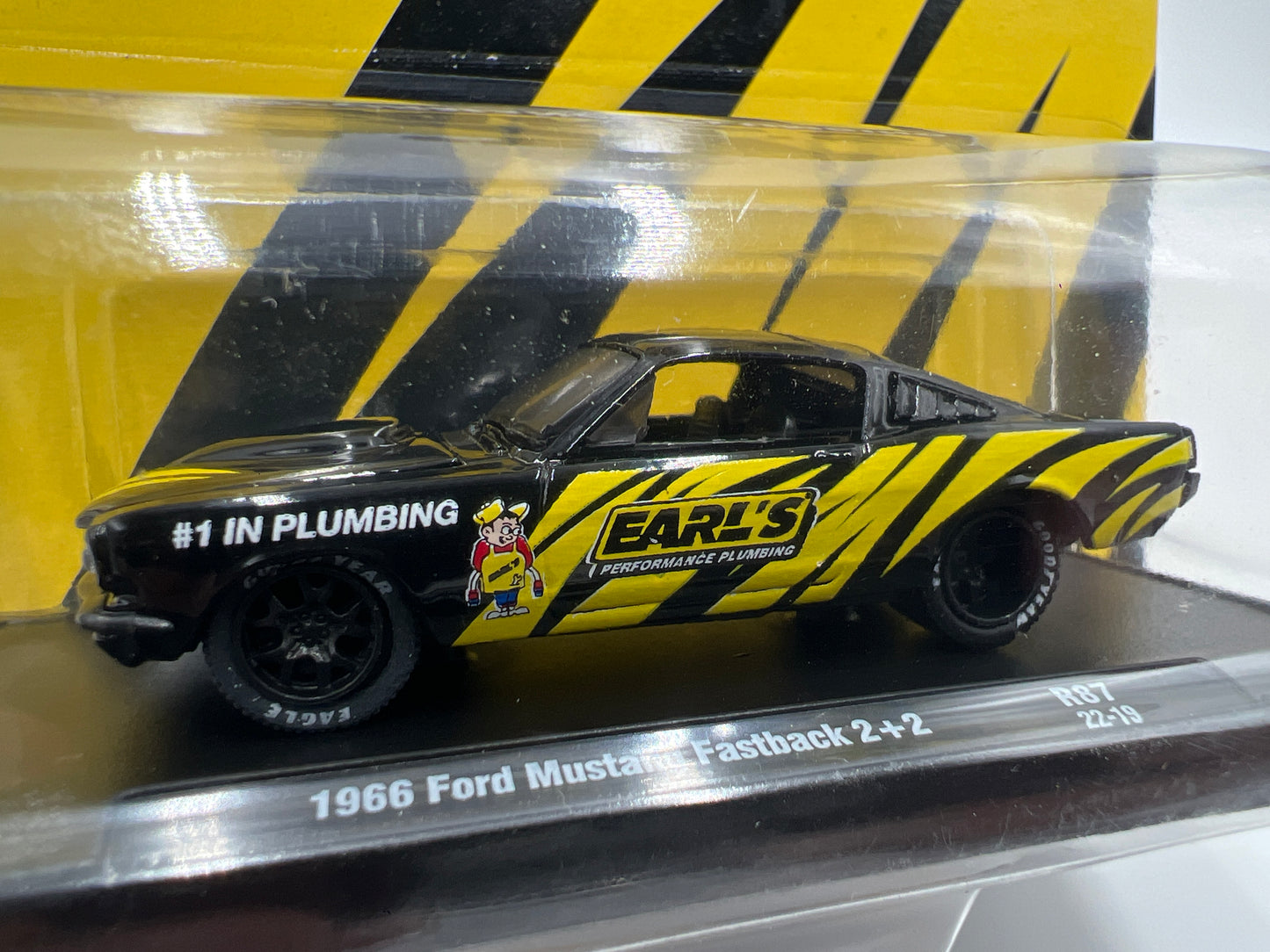 M2 Machines Auto Drivers 1966 Ford Mustang Fastback 2+2 Black/Yellow Earls R87