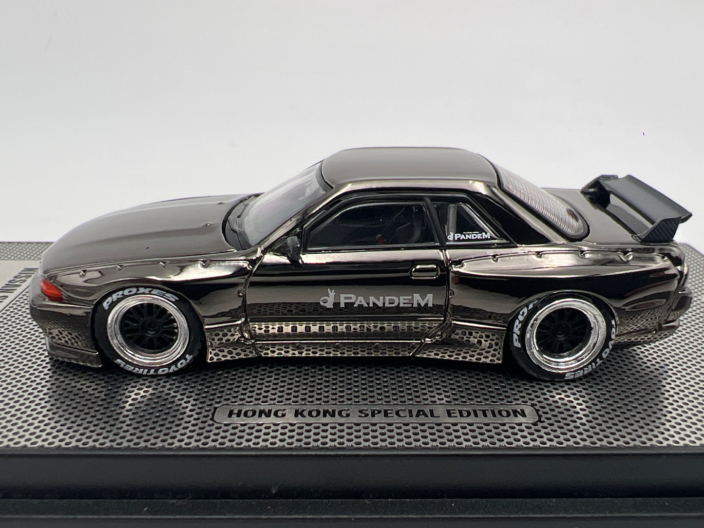 Inno64 1/64 Hong Kong Special Edition Nissan Skyline GT-R R32 Pandem Black Chrome
