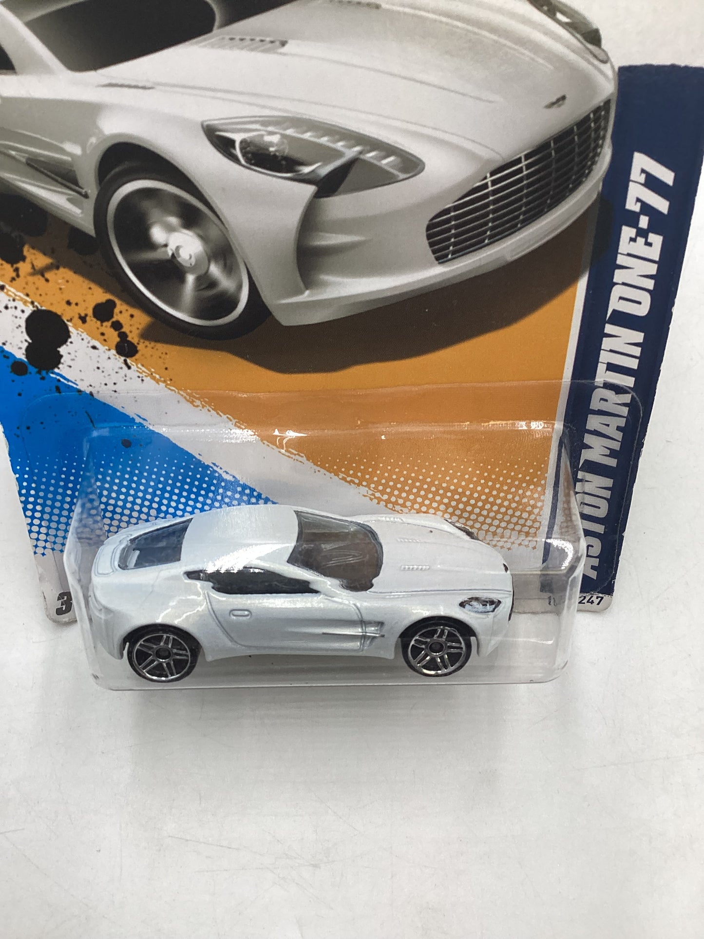 2012 Hot Wheels #123 Aston Martin One-77 White 107D