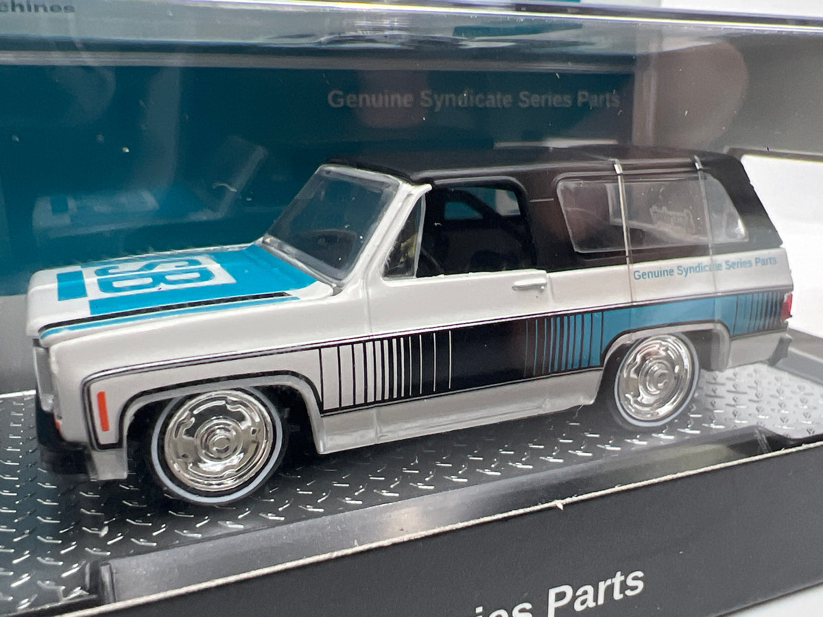 M2 Machines WMTS23 Squarebody Syndicate 1975 GMC Jimmy Sierra Light Blue