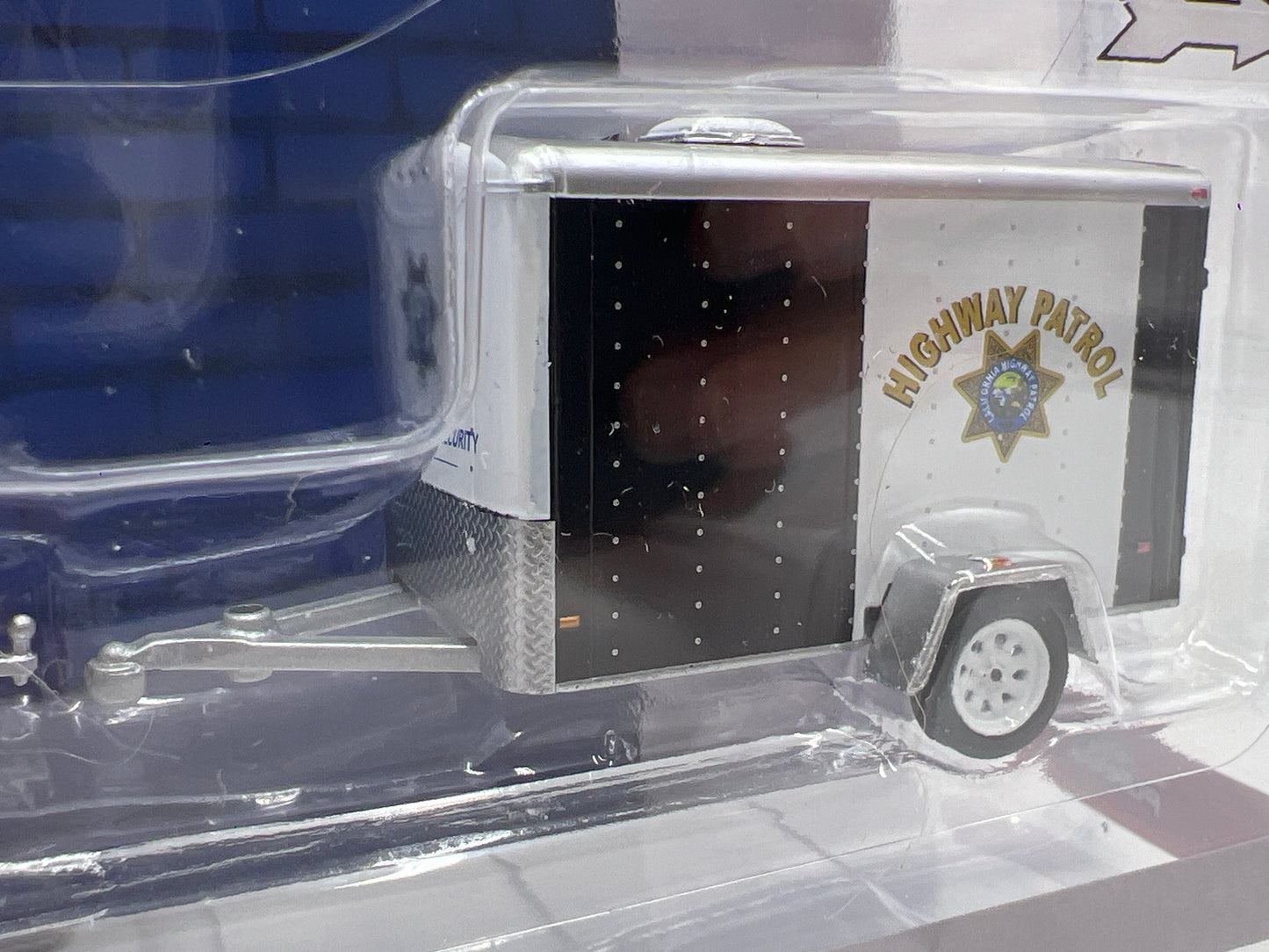 Greenlight Hobby Exclusive Hitch & Tow Hot Pursuit 2023 Chevrolet Silverado W/Small Cargo Trailer 186E