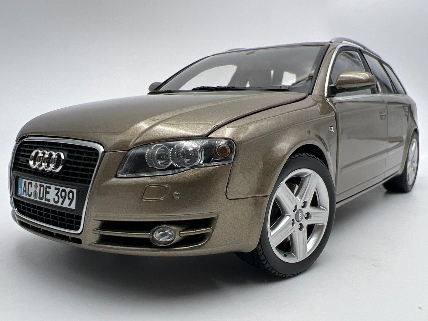 Minichamps 1:18 Scale 2005 Audi A4 Avant Beige Metallic Exceptional Detail W/Box See Desc