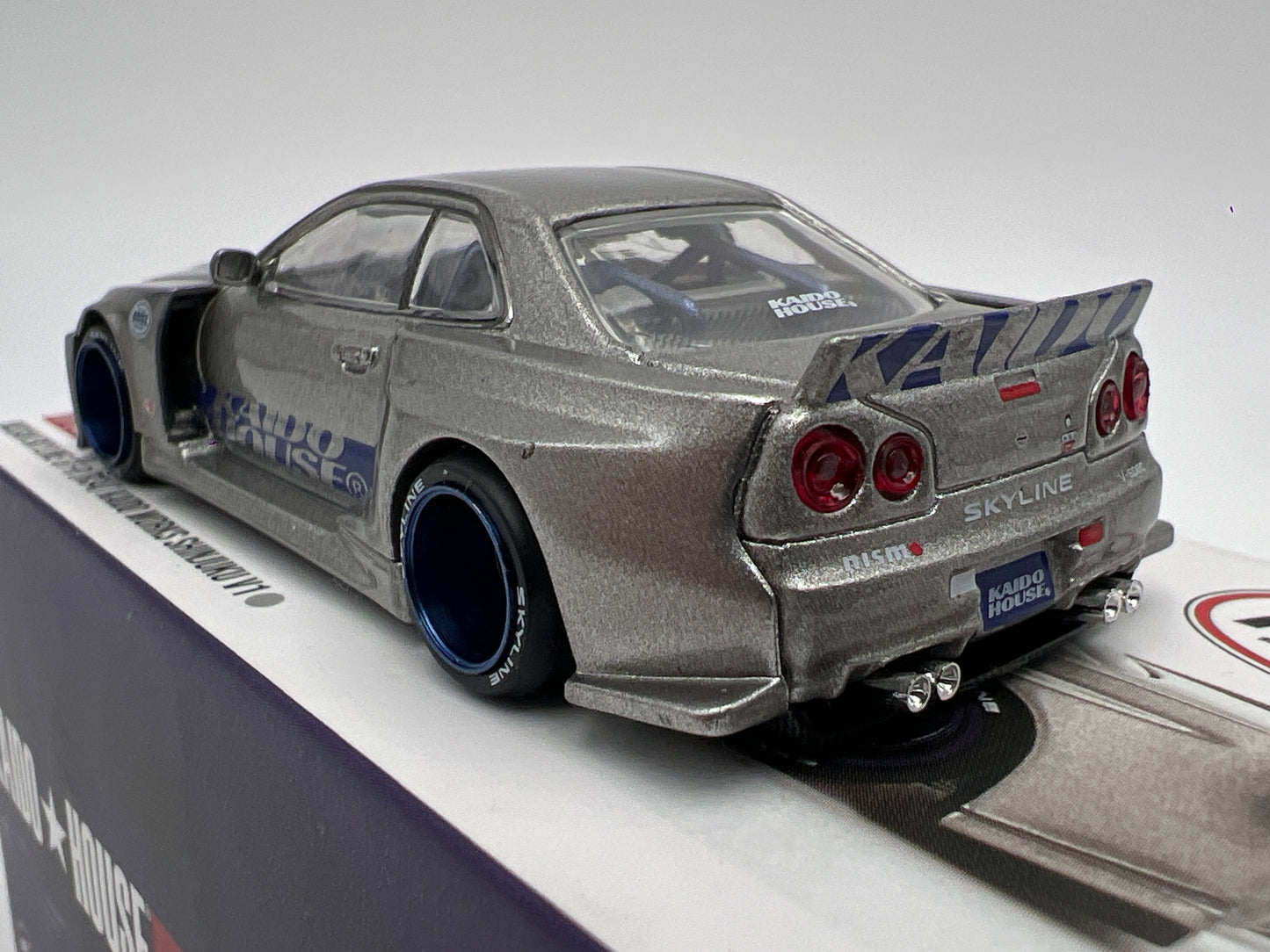 Mini GT Kaido House #143 Nissan Skyline GT-R R34 Kaido Works Shinjuku V1