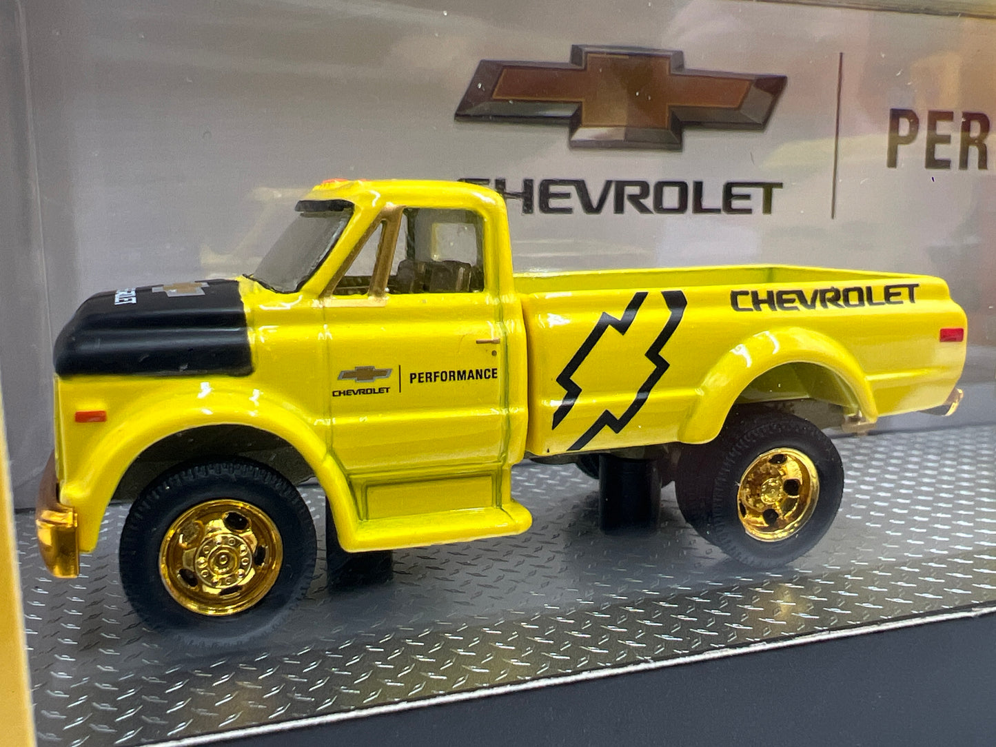 M2 Machines Auto Haulers CHASE 1970 Chevrolet C60 Truck & 1970 Chevrolet Camaro Z/28 RS R58