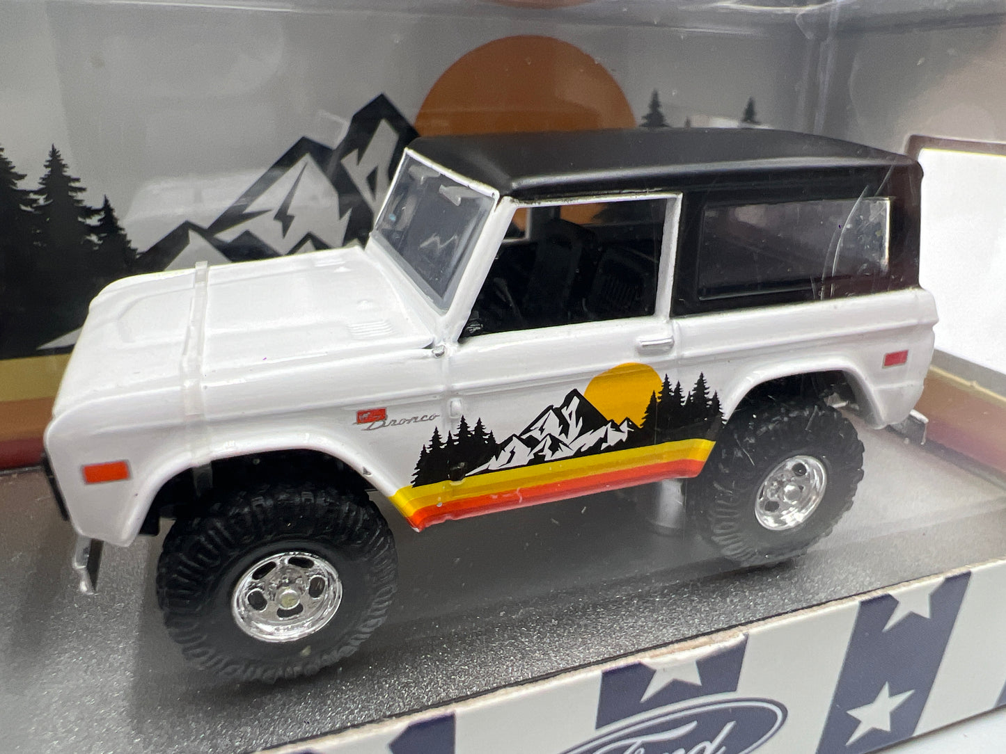M2 Machines 1976 Ford Bronco White R91
