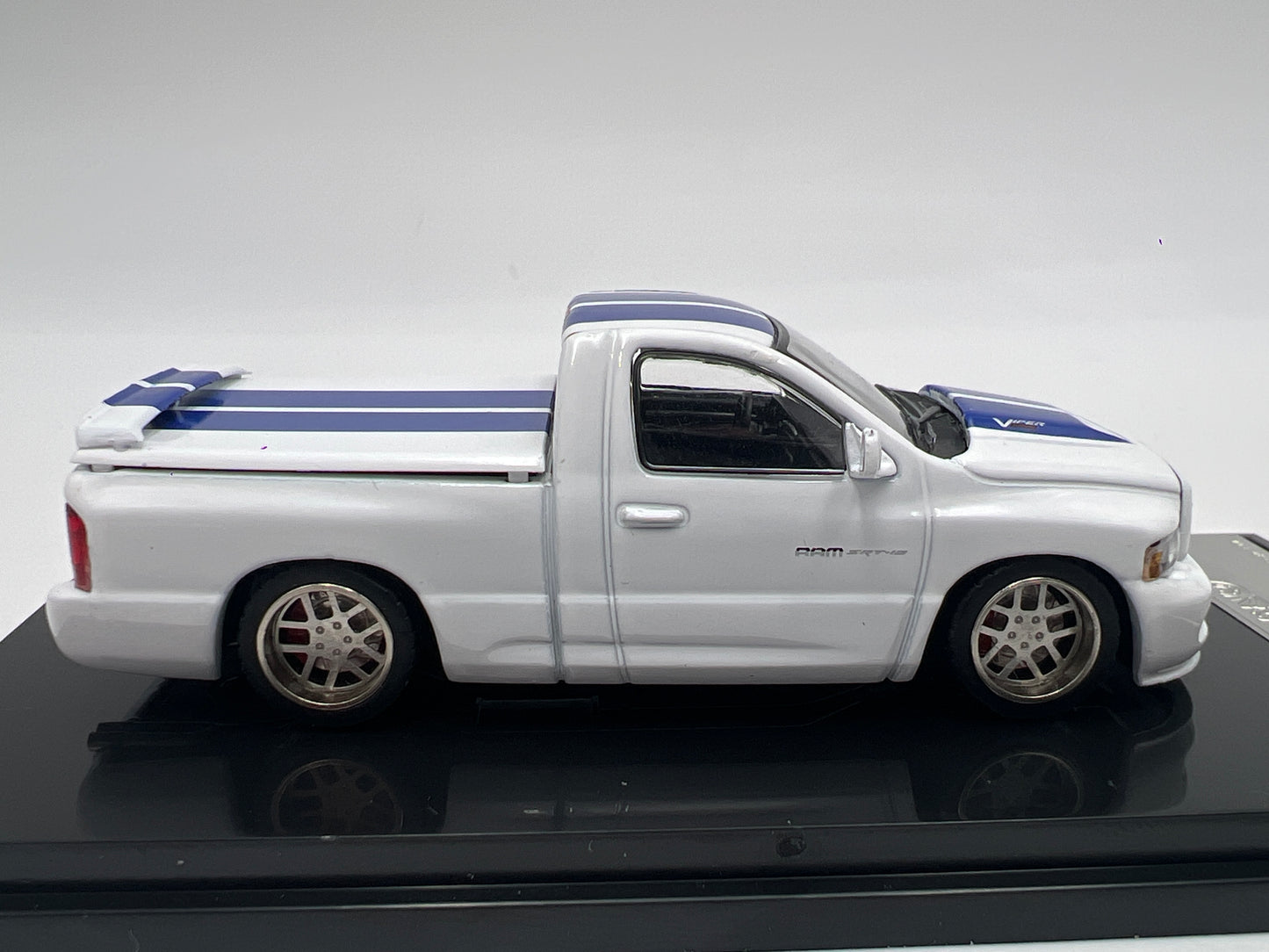 Shoom 64 Models 1:64 Dodge Ram SRT-10 White/Blue Stripes W/Accessories