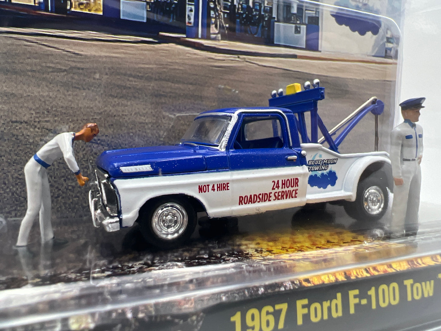 M2 Machines R19 Diorama 1967 Ford F-100 Tow Truck Blue/White 197i