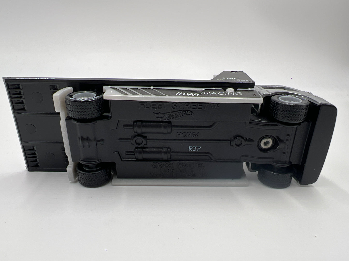 Hot Wheels 1/64 Premium Team Transport #48 16 Mercedes AMG GT3 & Fleet Street Silver Loose