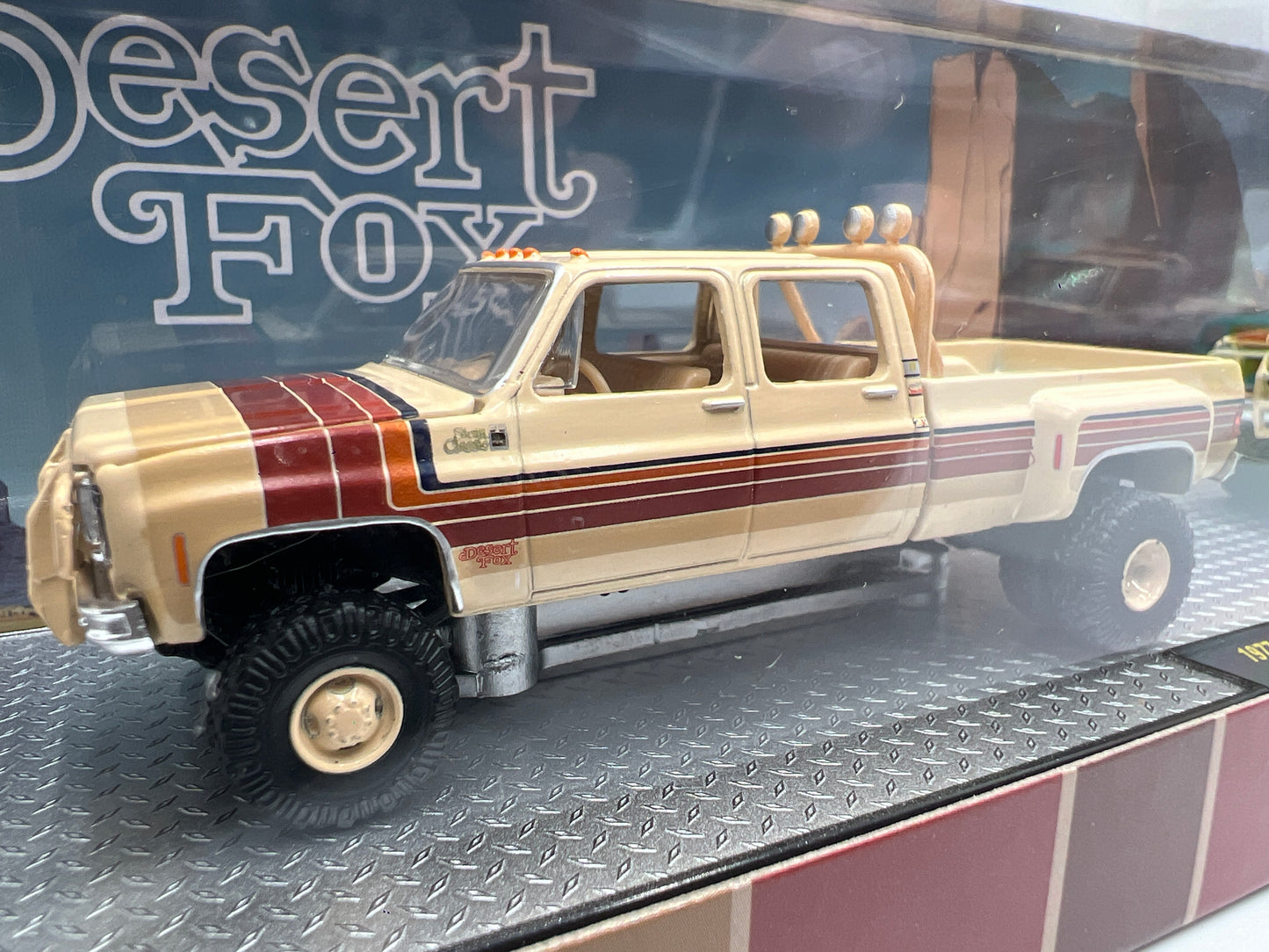 M2 Machines Haulers R95 1977 GMC Sierra Classic 3500 4x4 & Sierra Grande 15 Desert Fox