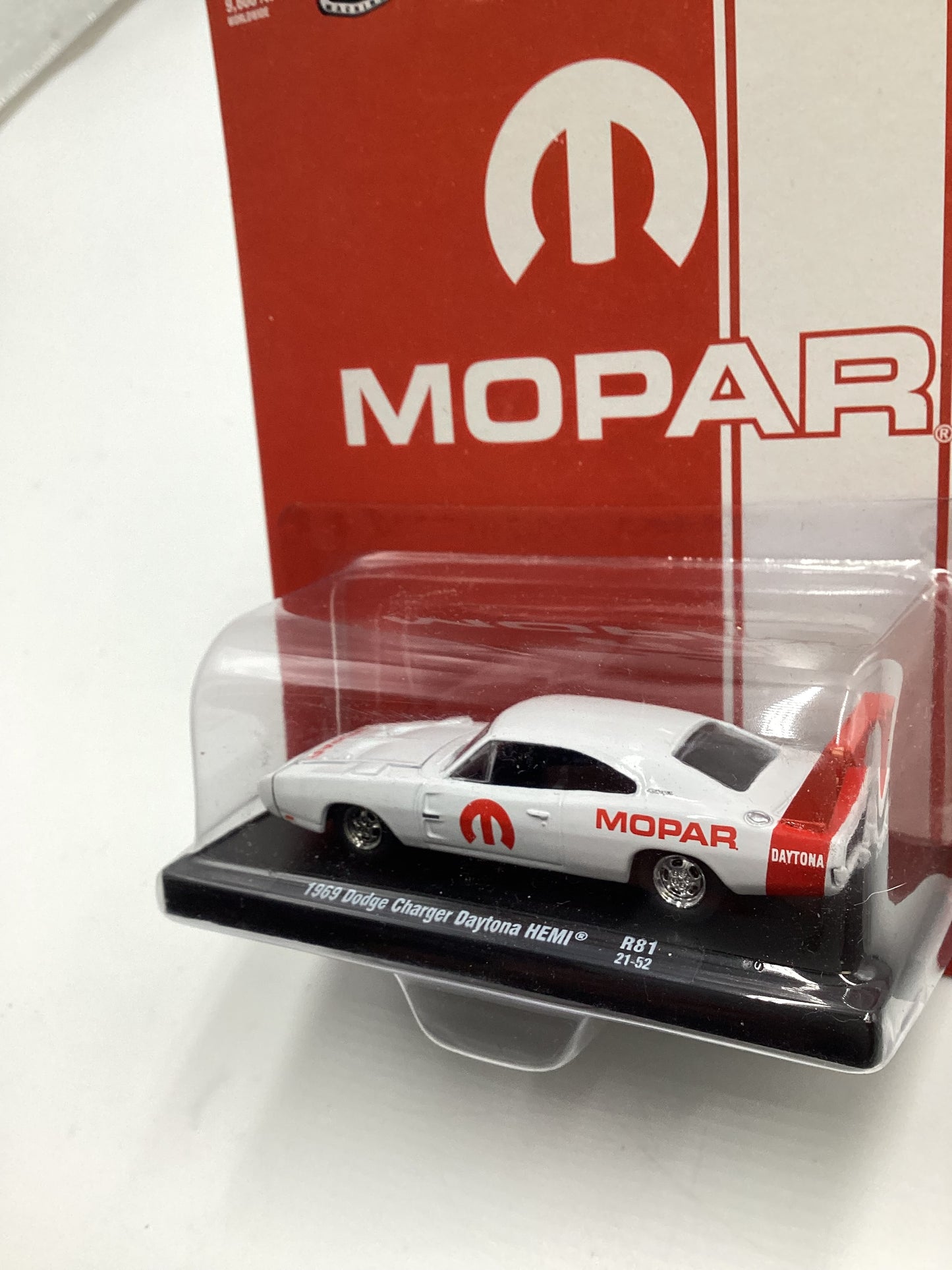 M2 Machines Auto Driver Mopar 1969 Dodge Charger Daytona Hemi White R81 192E