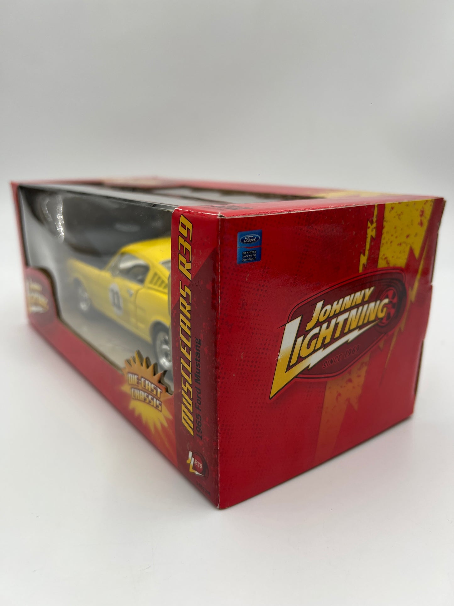 Johnny Lightning 1:24 Scale White Lightning Chase Muscle Cars R39 1965 Ford Mustang Yellow VHTF