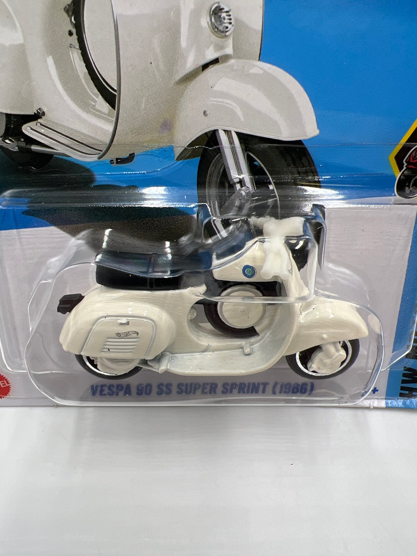 2025 Hot Wheels J Case HW Moto #177 Vespa 90 SS Super Sprint 1966 White Truck 114C