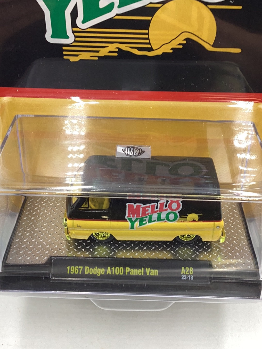 M2 Machines Mello Yellow 1967 Dodge A100 Panel Van A28 CHASE 1/750