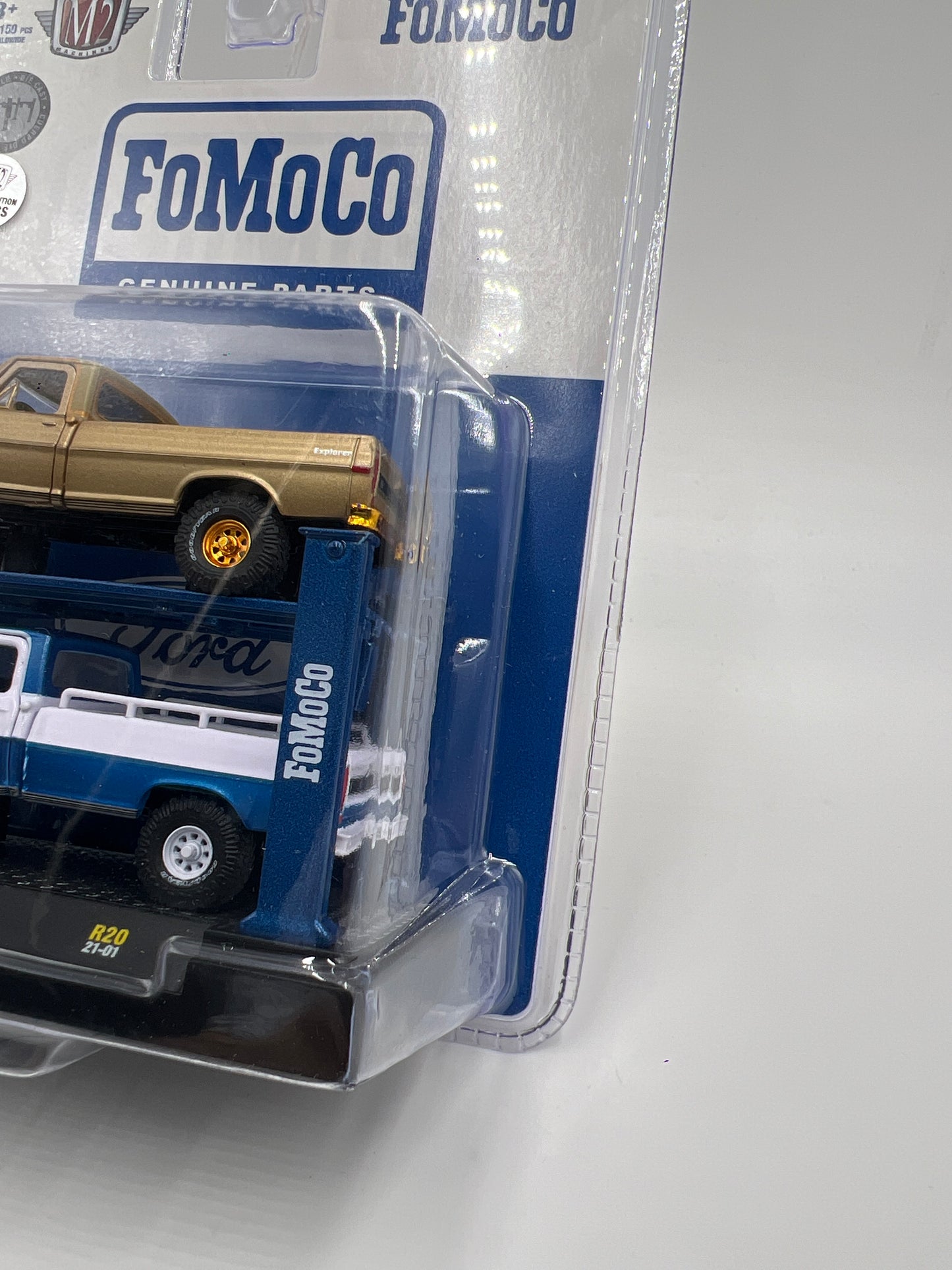M2 Machines Auto-Lift 2 Pack CHASE FoMoCo 1972 Ford F-250 Explorer 4x4 & 1969 Ford F-100 Ranger 4x4 R20