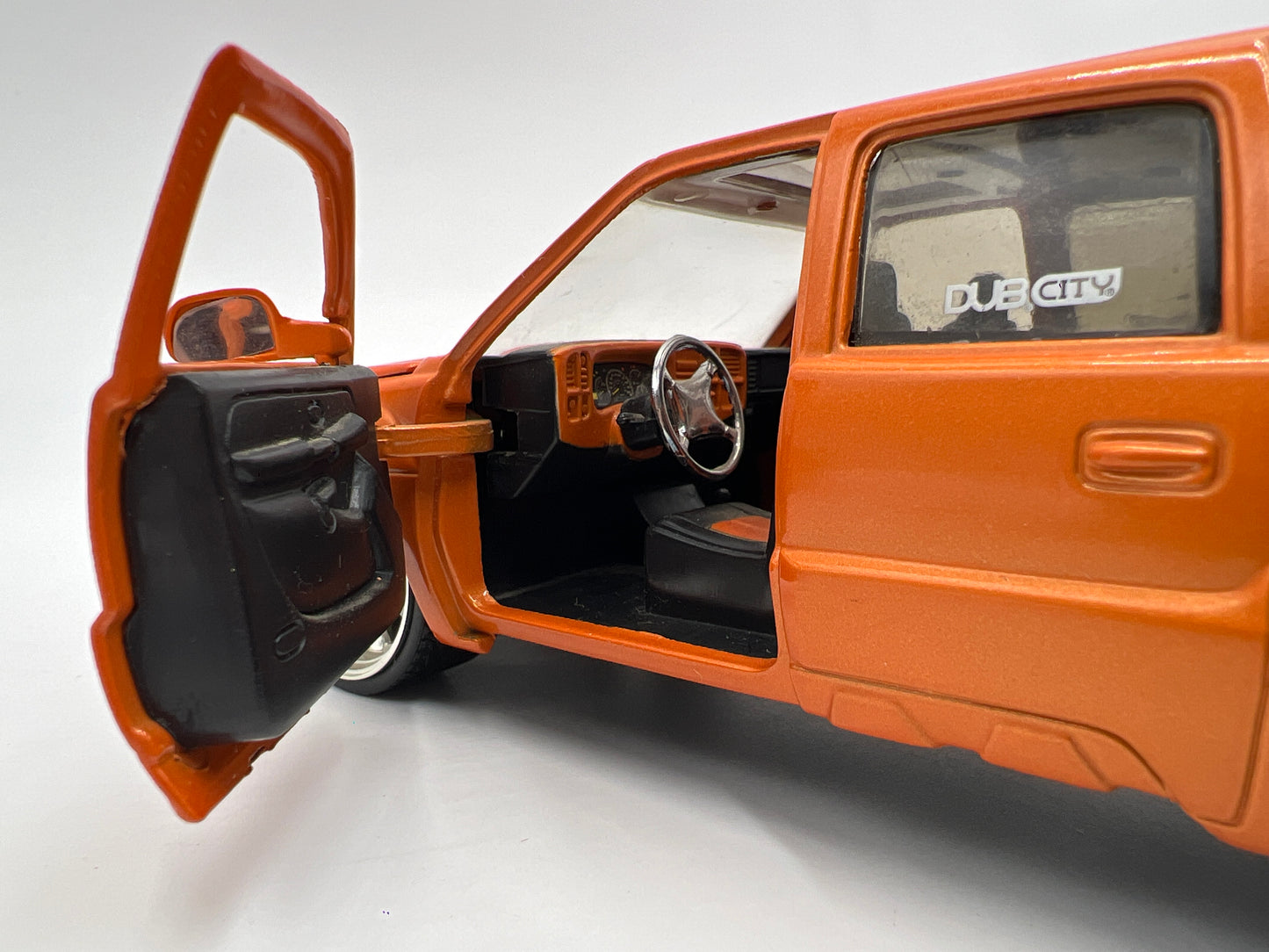 Jada 1/24 Scale Dub City 2001 Chevrolet Avalanche Orange Loose