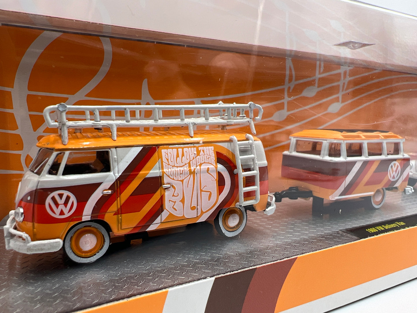 M2 Machines Auto Haulers 1960 VW Delivery Van & 1953 VW Beetle Deluxe USA Model R90