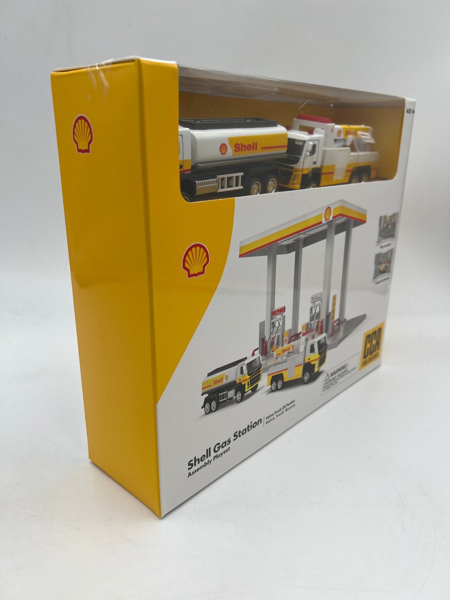 CCA 1/64 Diorama Assembly Playset Shell Gas Station W/Volvo Trucks