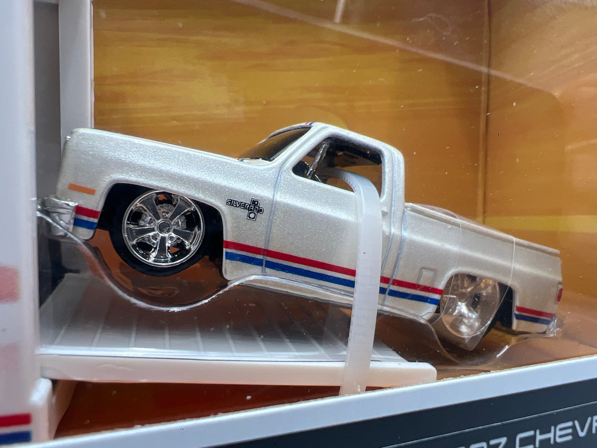 Maisto Design 1/64 Mijo Exclusive Squarebody USA Mack Anthem & 1987 Chevrolet 1500