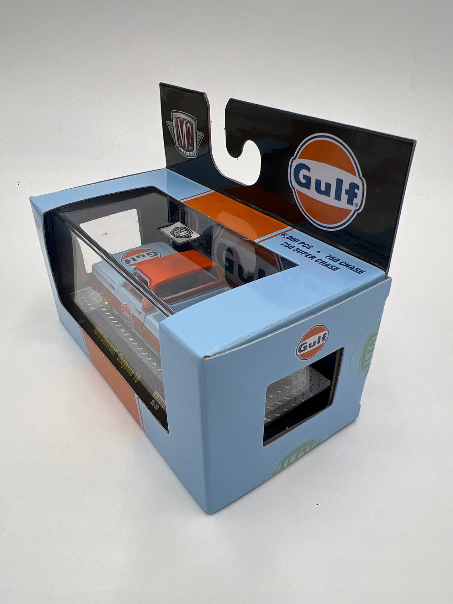 M2 Machines Walmart Exclusive Gulf Set CHASE 1973 Chevrolet Cheyenne 10 Gulf Blue W/Protector WMTS19