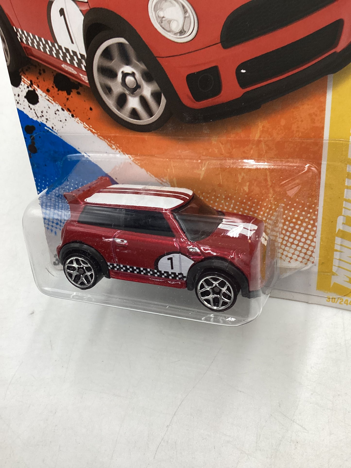 2011 Hot wheels #30 Mini Challenge Red Light 64C