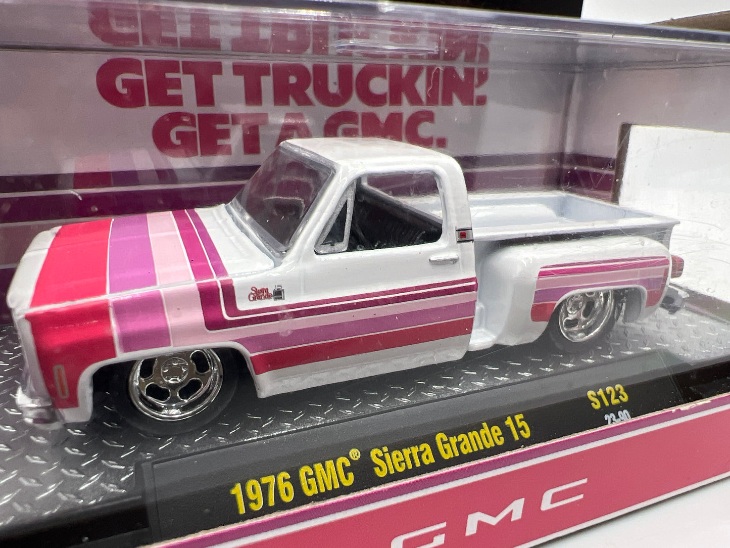 M2 Machines OReillys Exclusive 1976 GMC Sierra Grande 15 White/Pink W/Protector Bad Box S123