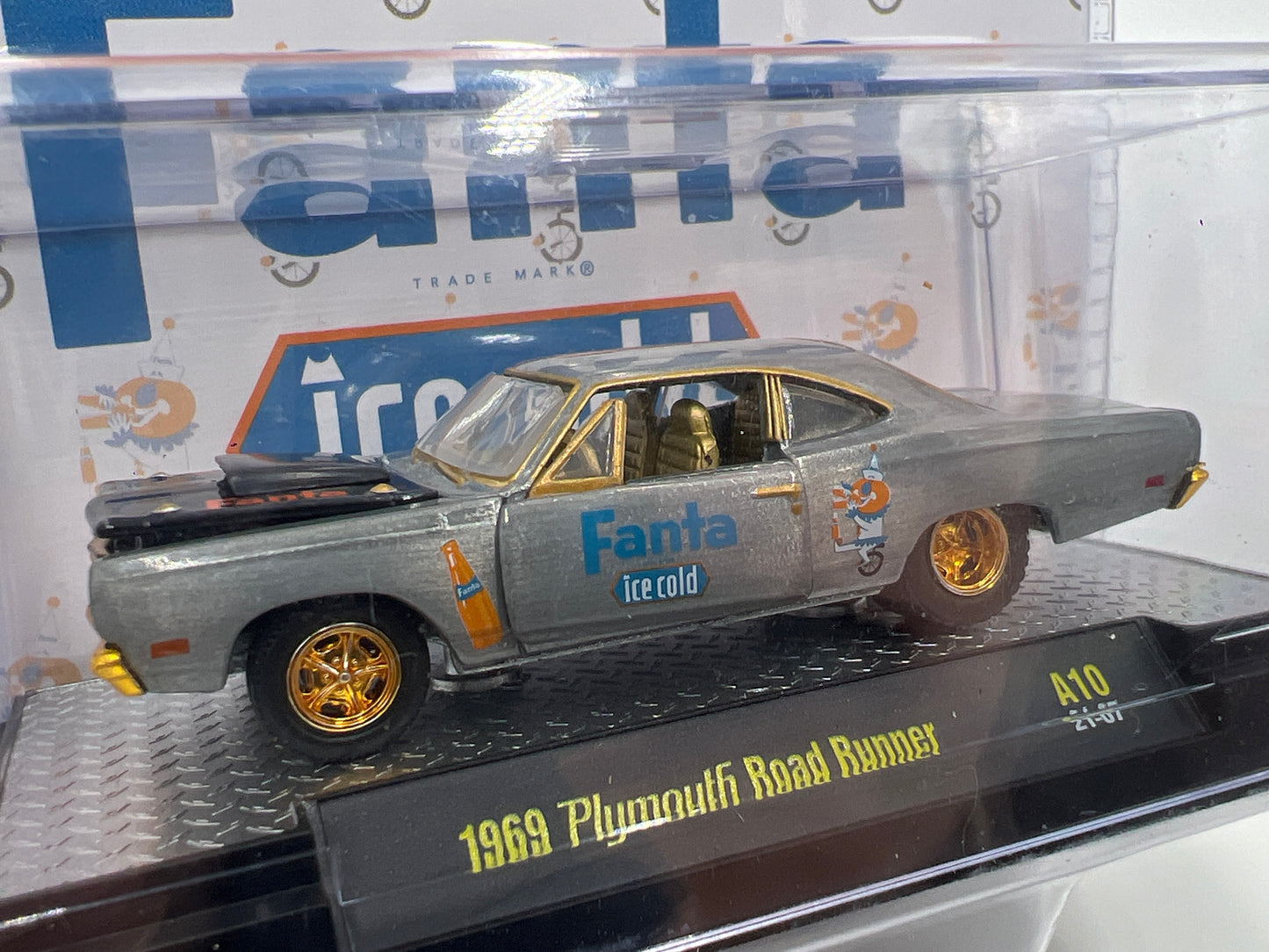M2 Machines Fanta RAW CHASE 1/250 1969 Plymouth Road Runner A10 VHTF