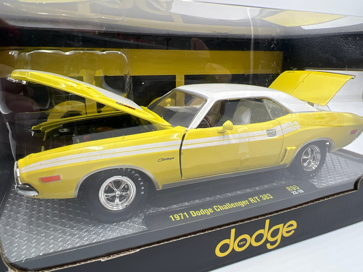 M2 Machines 1/24 1971 Dodge Challenger R/T 383 Yellow R95