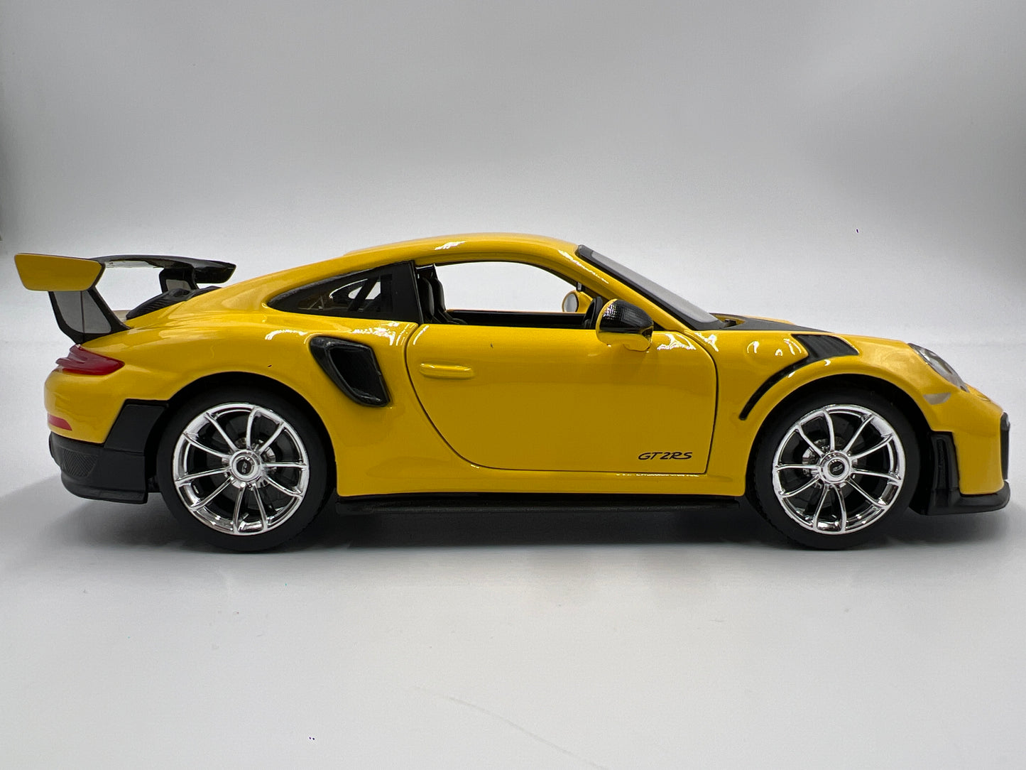 Maisto 1/24 Scale Model Kits 2018 Porsche 911 GT2 RS Yellow Loose