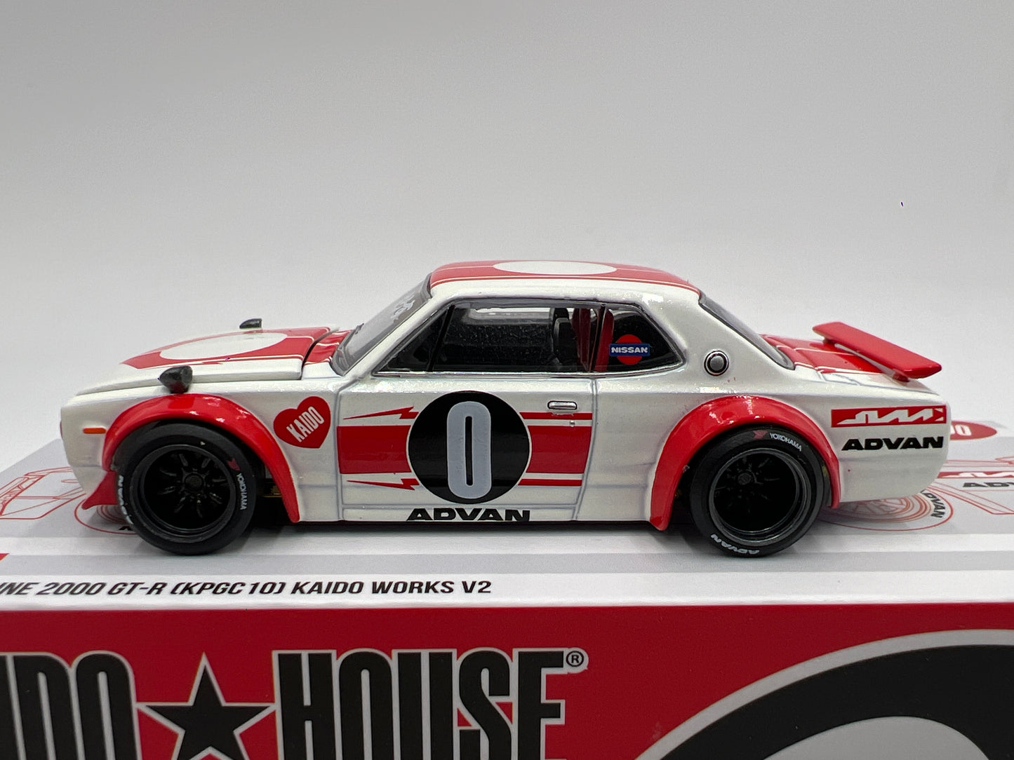 Mini GT Kaido House #211 Nissan Skyline 2000GT-R KPGC 10 Kaido Works V2 Red/White