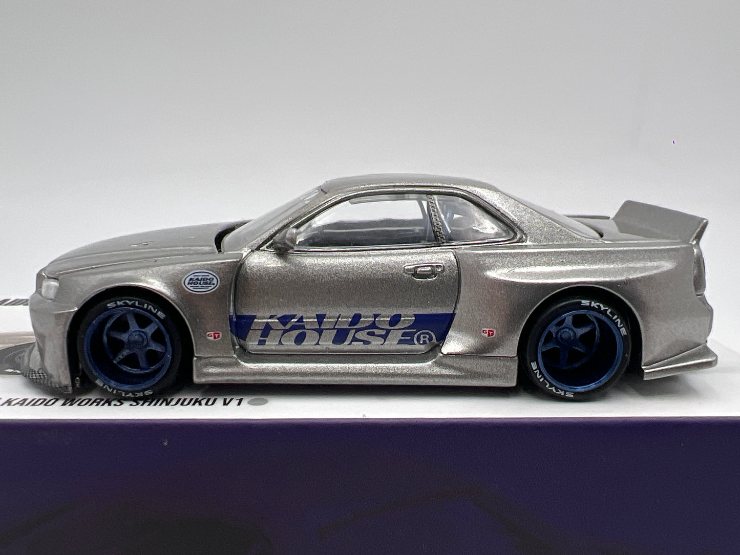 Mini GT Kaido House #143 Nissan Skyline GT-R R34 Kaido Works Shinjuku V1