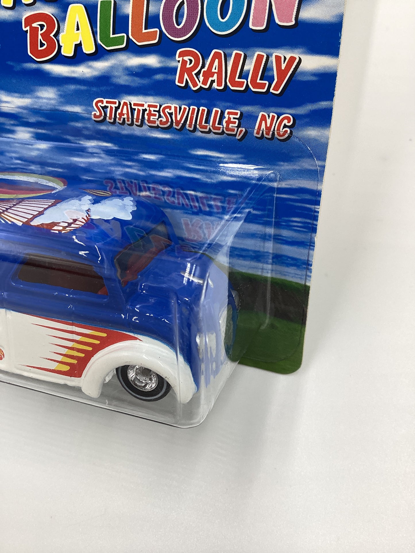 1999 Hot Wheels National Ballon Rally NC Dairy Delivery White/Blue W/Protector SR