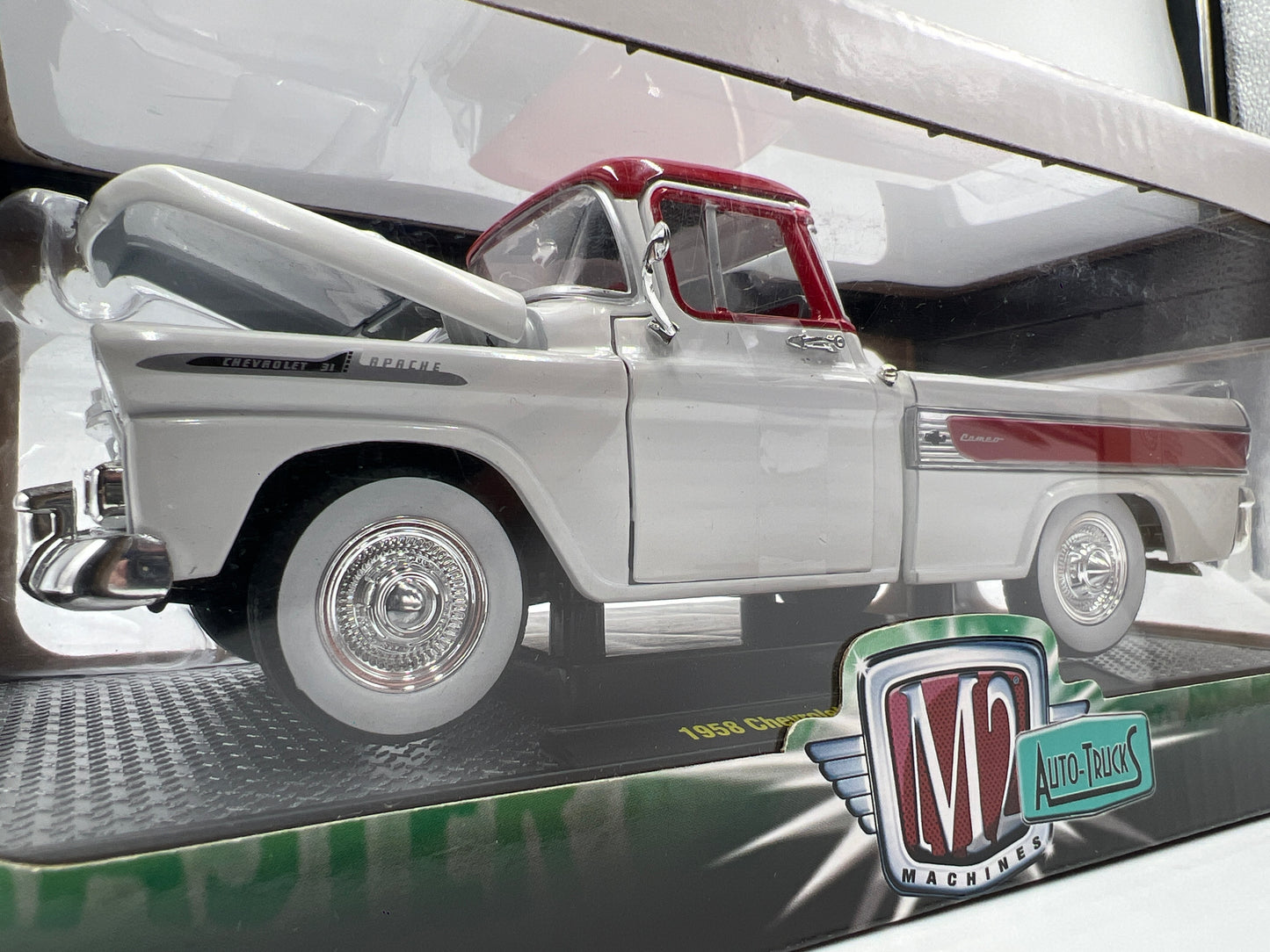 M2 Machines 1/24 Premium Edition Auto-Trucks 1958 Chevrolet Apache Cameo White/Red R47