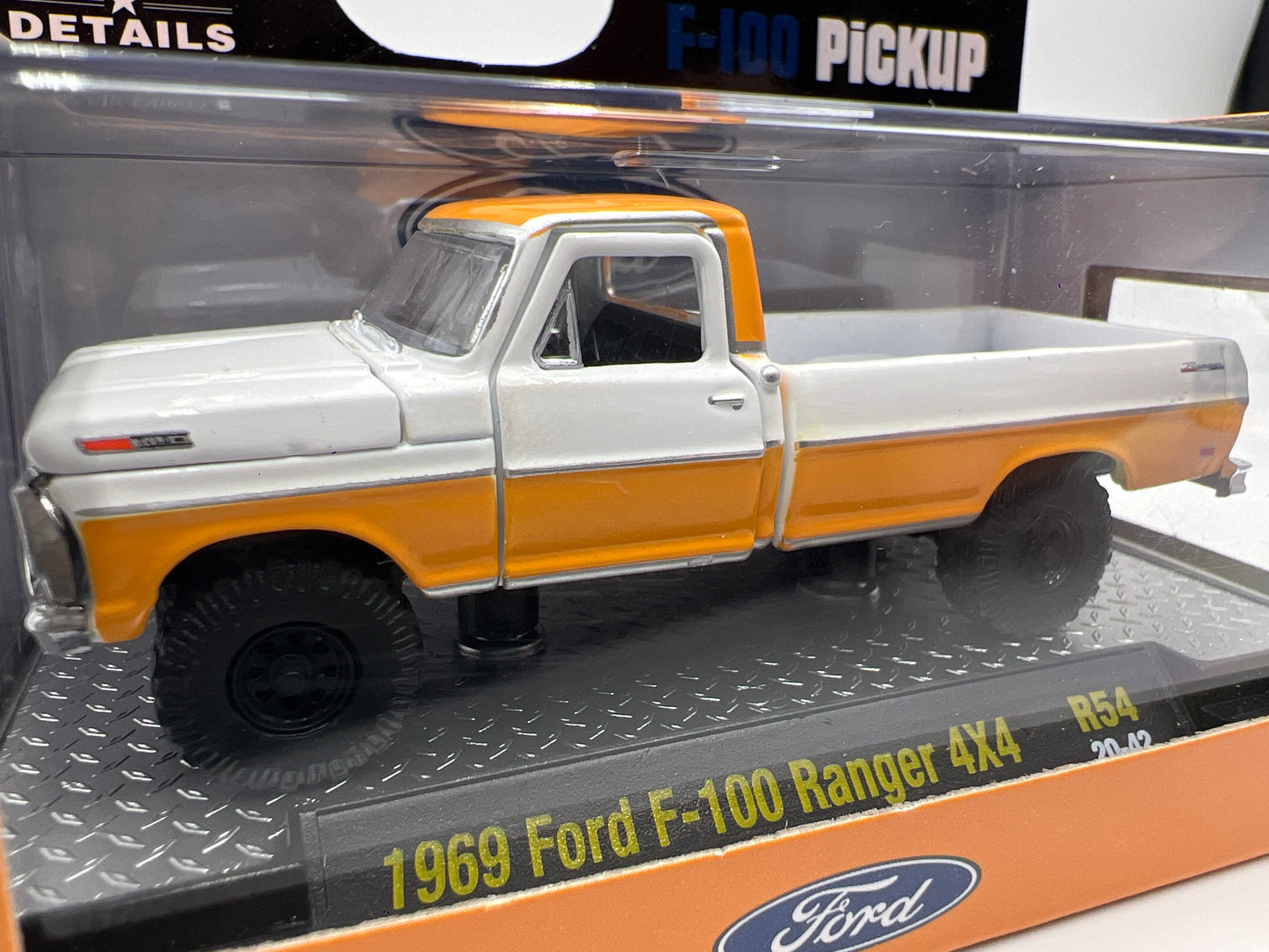 M2 Machines 1969 Ford F-100 Ranger 4x4 White/Orange R54