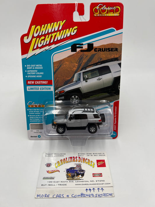 Johnny Lightning Classic Gold Release 3 Version A 2007 Toyota FJ Cruiser Silver 230D