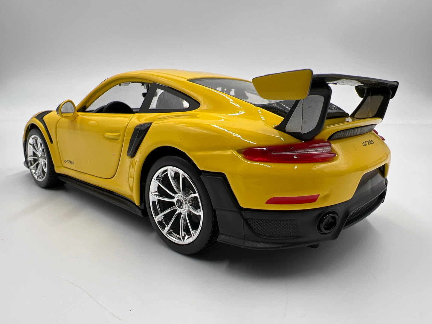 Maisto 1/24 Scale Model Kits 2018 Porsche 911 GT2 RS Yellow Loose