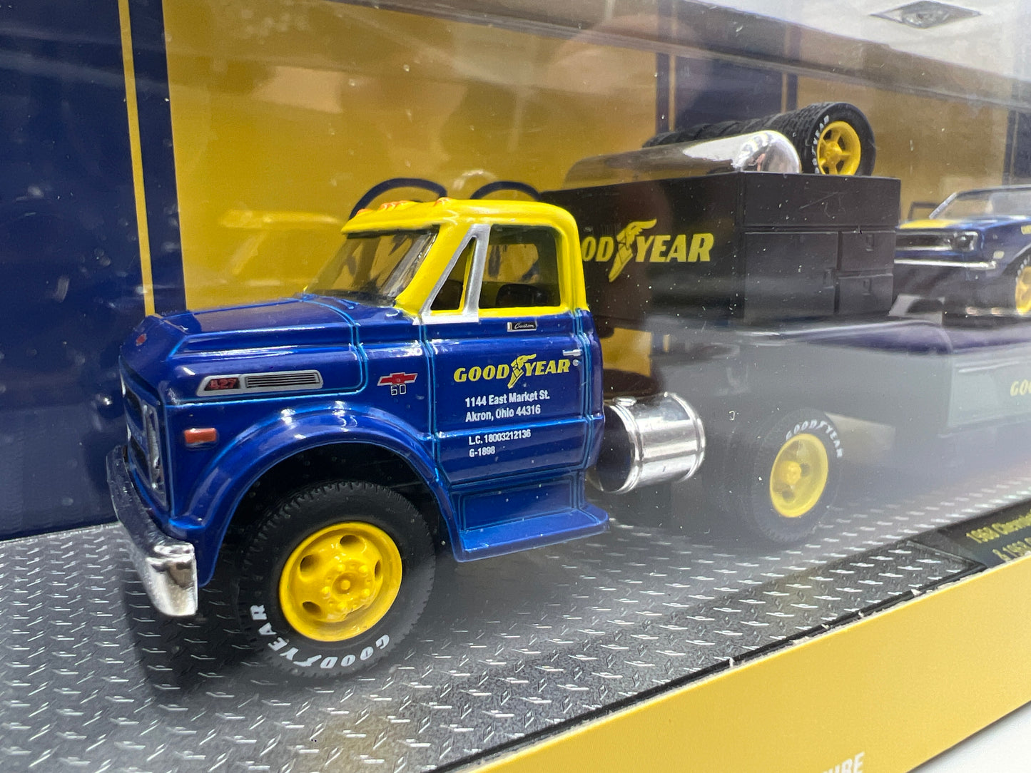 M2 Machines Auto Haulers Goodyear 1968 Chevrolet C60 Truck & 1968 Chevrolet Camaro Z/28 R34