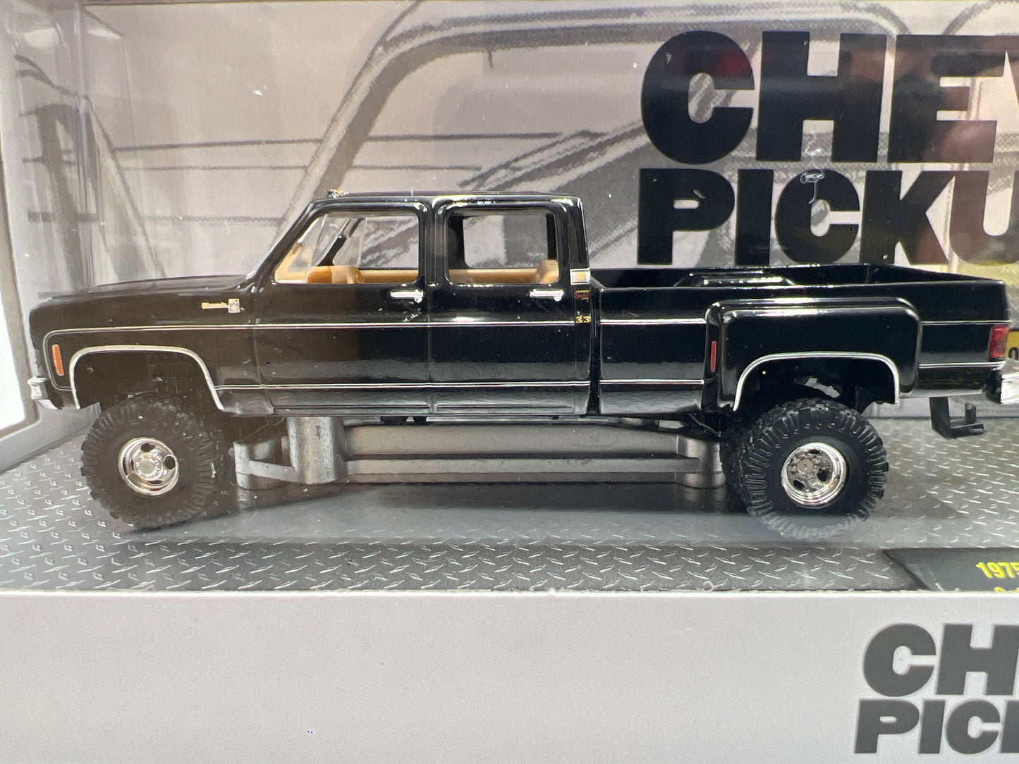 2024 M2 Machines Auto Haulers 1973 Chevrolet Silverado 30 4x4 Black & 1973 Chevrolet Silverado 30 Yellow R78