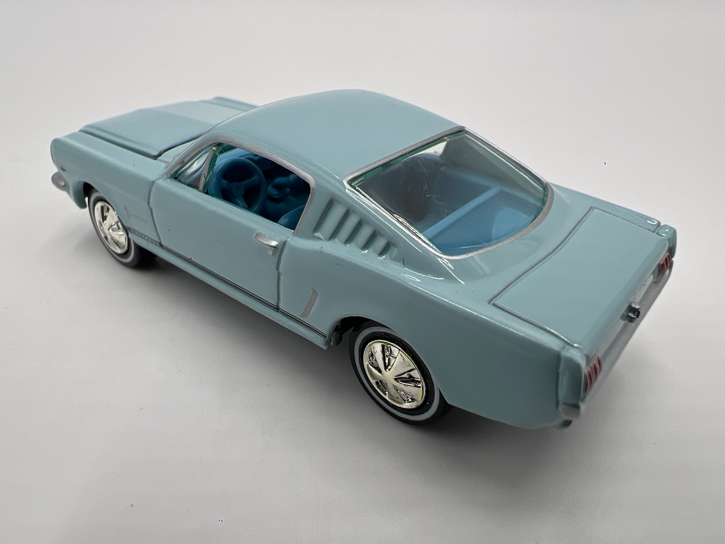 Johnny Lightning 1/64 1965 Ford Mustang Light Blue
