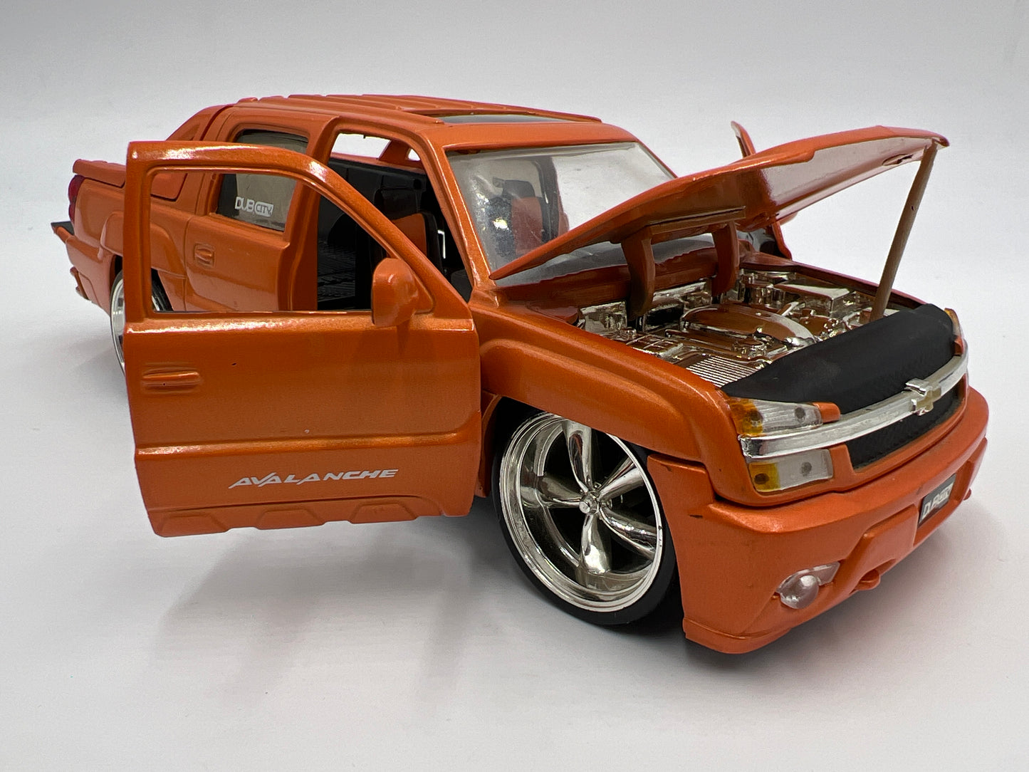 Jada 1/24 Scale Dub City 2001 Chevrolet Avalanche Orange Loose