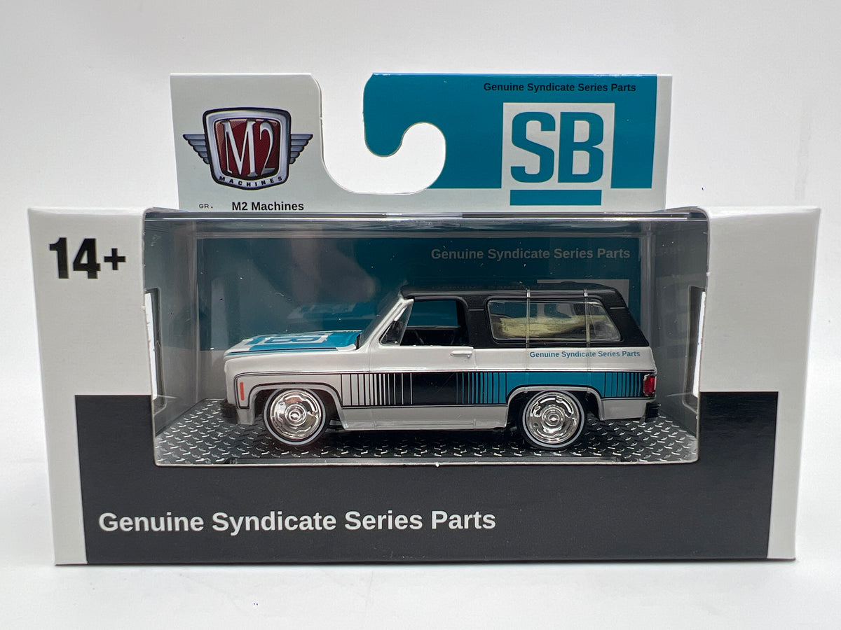 M2 Machines WMTS23 Squarebody Syndicate 1975 GMC Jimmy Sierra Light Blue
