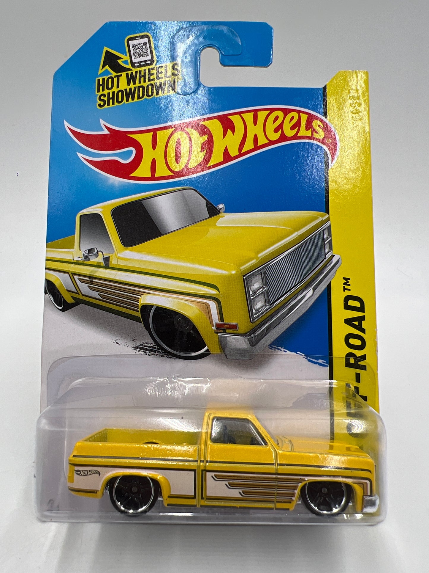 2014 Hot Wheels Off-Road #136 83 Chevy Silverado Yellow W/Protector Intl Card