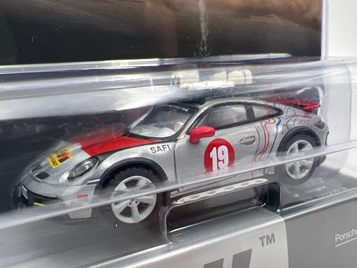 Mini GT #1068 CHASE Porsche 911 Dakar Uncle Rally