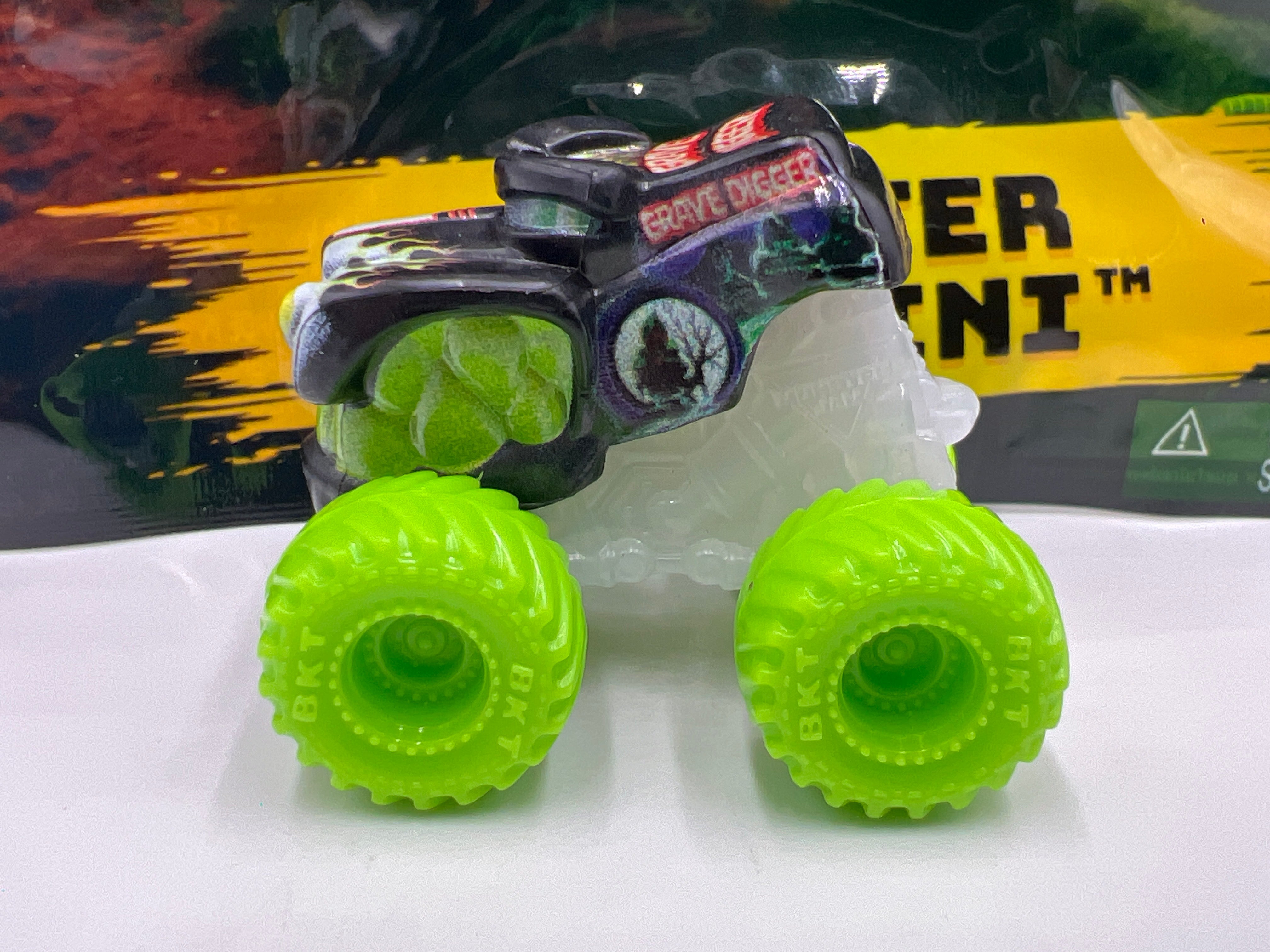 2025 Monster Jam Mini Series 19 CHASE #307 Grave Digger