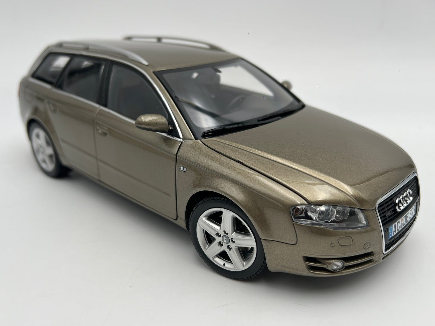 Minichamps 1:18 Scale 2005 Audi A4 Avant Beige Metallic Exceptional Detail W/Box See Desc