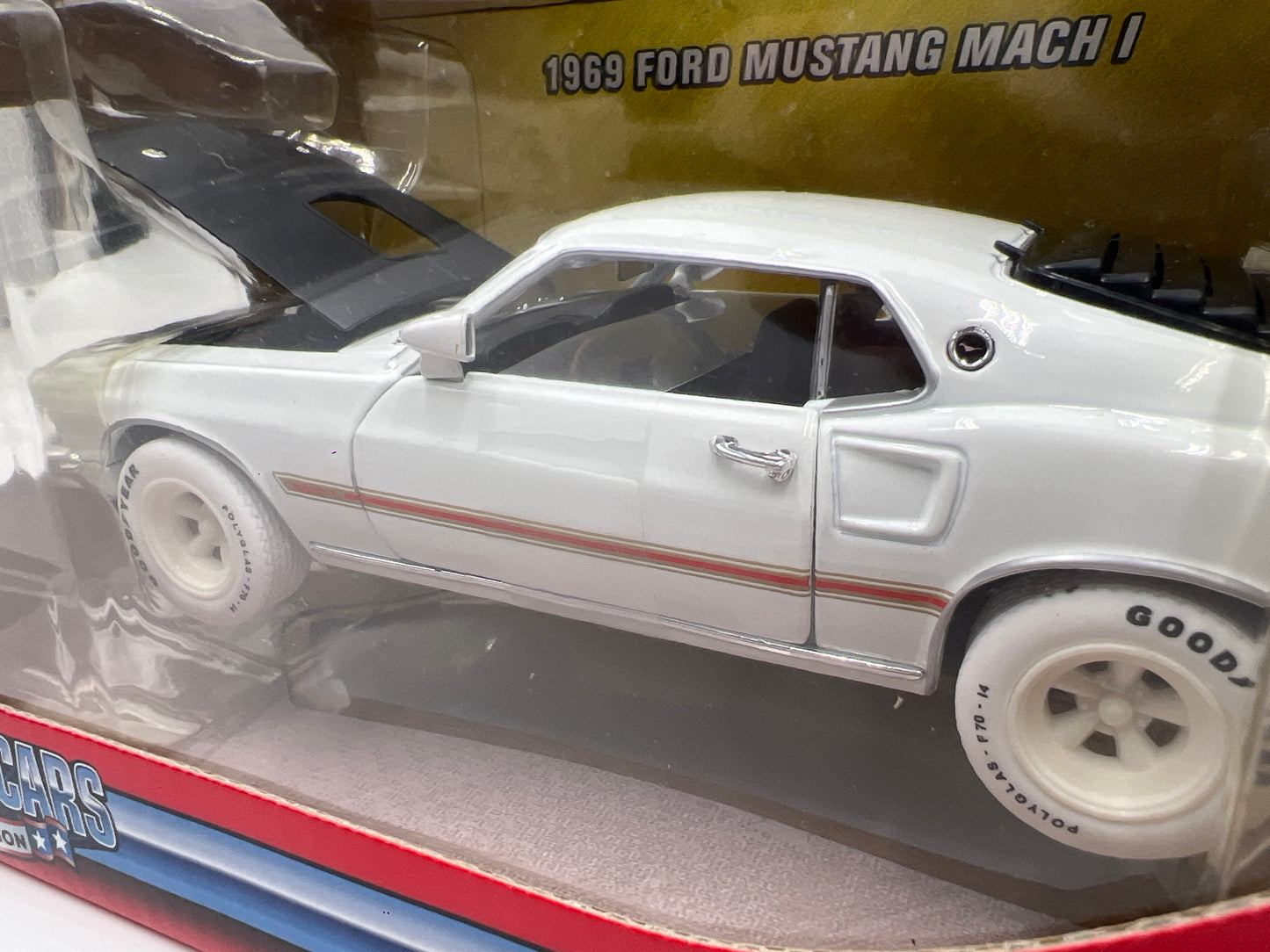 Johnny Lightning 1:24 Scale White Lightning Chase Muscle Cars 1969 Ford Mustang Mach 1 White VHTF