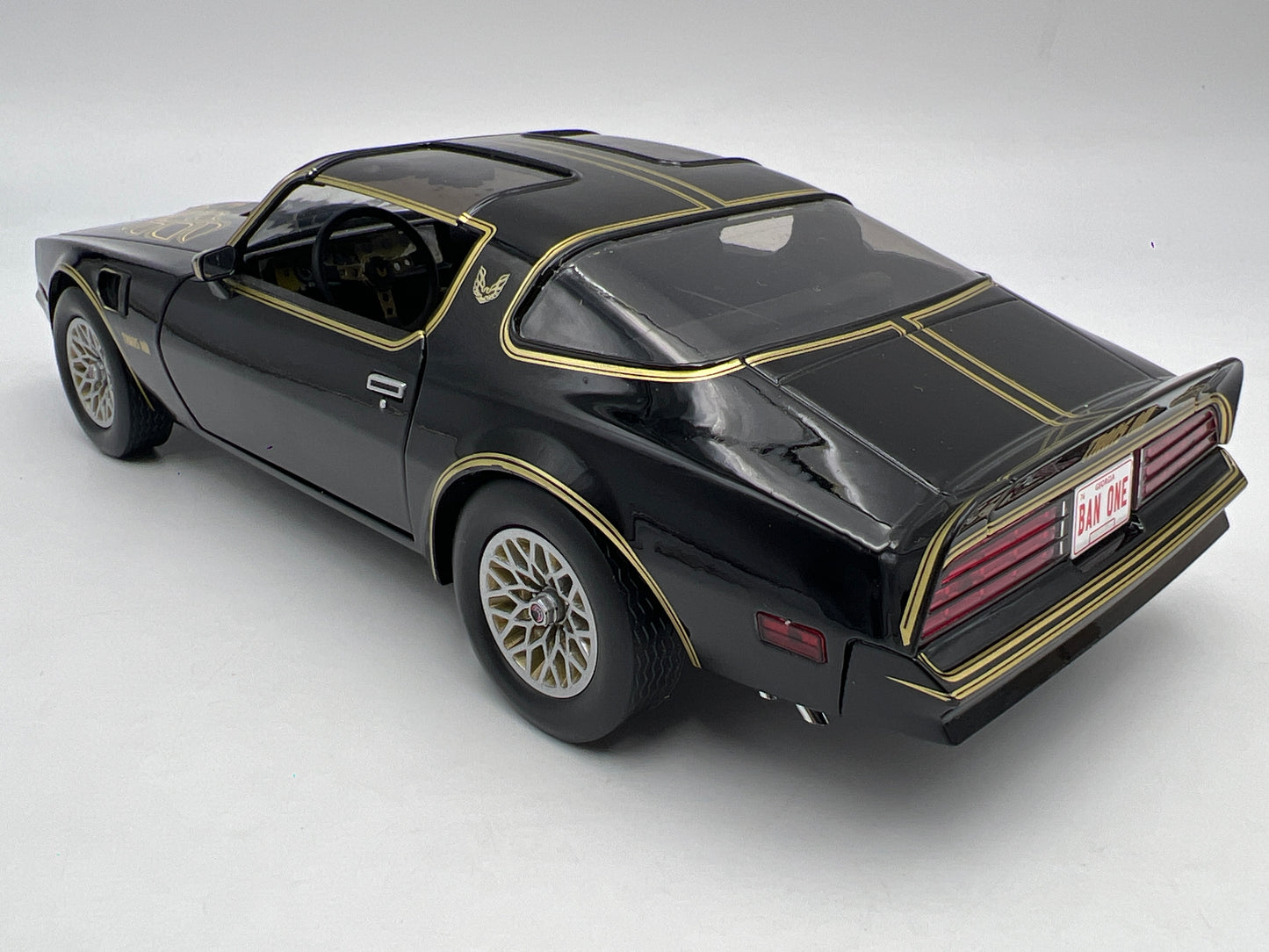 Greenlight x Artisan 1:18 Scale Loose Smokey & The Bandit 1977 Pontiac Firebird Trans Am Black