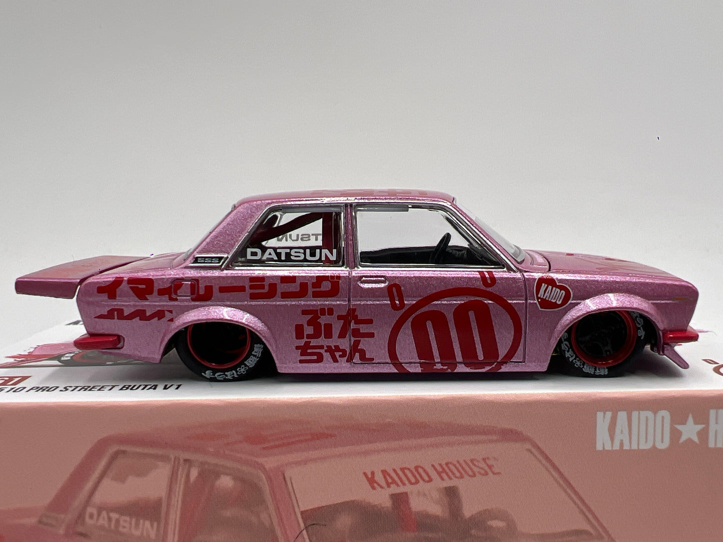Mini GT Kaido House #161 Datsun 510 Pro Street Buta V1 Pink