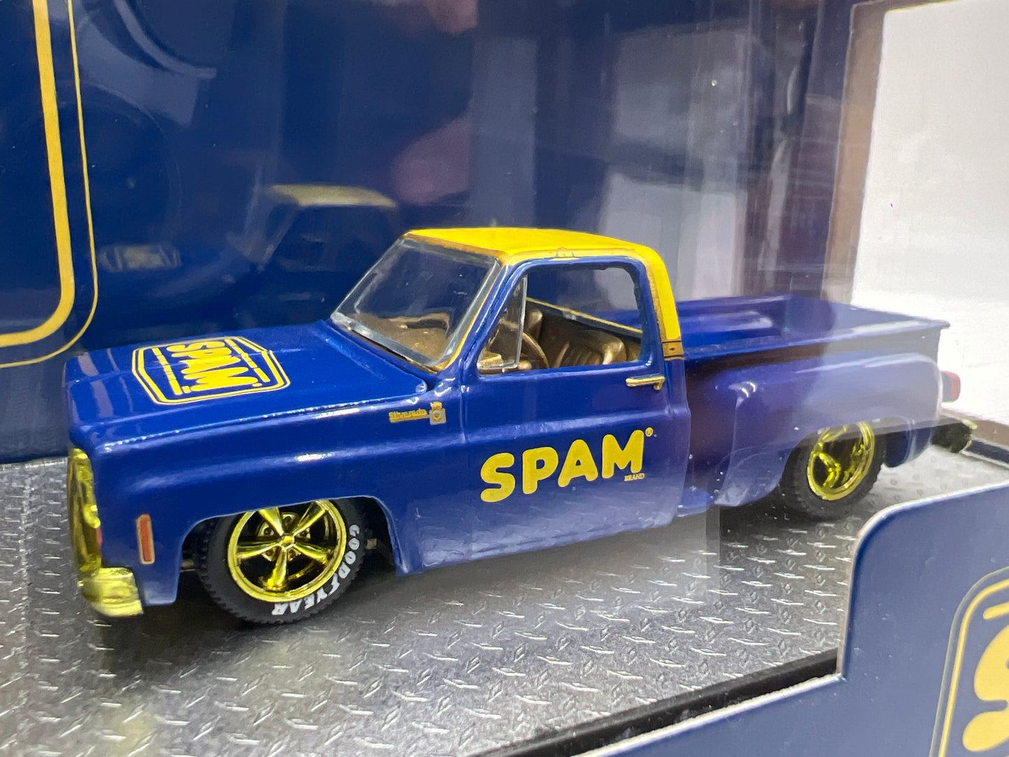 M2 Machines Auto Haulers CHASE Spam 1968 Chevrolet C60 Truck & 1979 Chevrolet Silverado Stepside R55