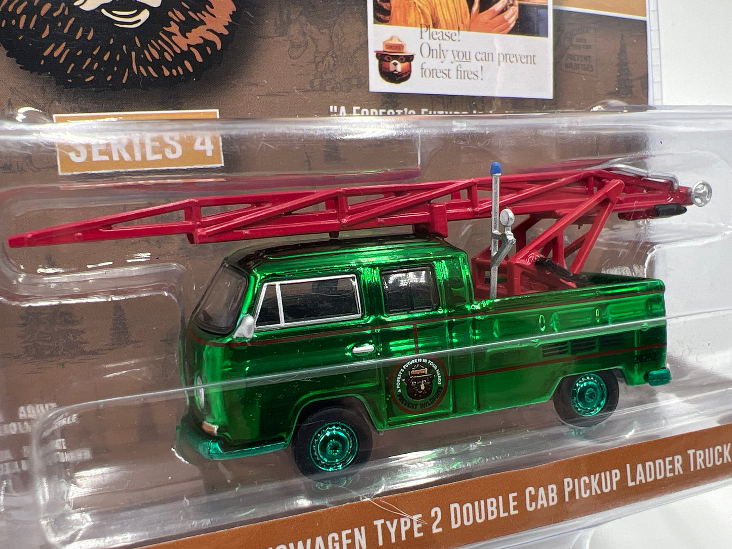 Greenlight Smokey Bear Series 4 CHASE 1968 Volkswagen Type 2 Double Cab Pickup Ladder Truck Chrome Green