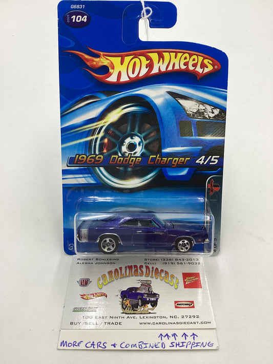 2005 Hot Wheels Muscle Mania #104 1969 Dodge Charger Blue 56E